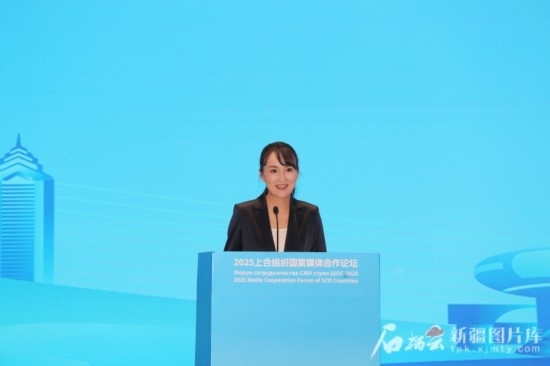 5月23日，在2025上合組織國家媒體合作論壇青年文化交流營活動中，人民日報社記者阿爾達克·塔巴拉克發(fā)言。石榴云/新疆日報記者 李雄心攝