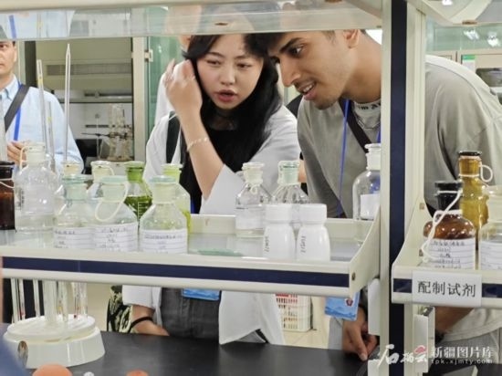 5月26日，2025上合組織國家媒體合作論壇嘉賓參觀新奇康藥業(yè)股份有限公司實驗室。石榴云/新疆日報記者 宋海波攝