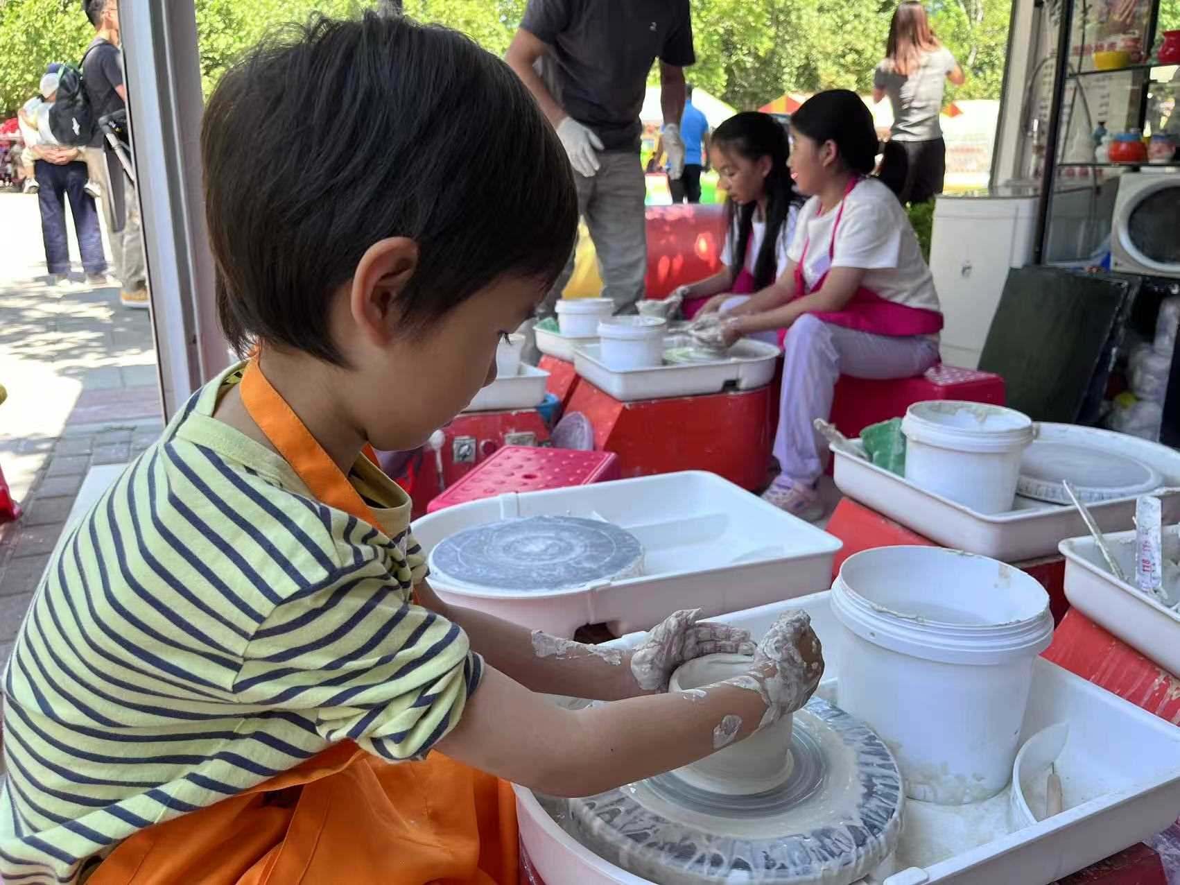 “小”游客在體驗(yàn)陶藝制作。人民網(wǎng)記者 李楠樺攝