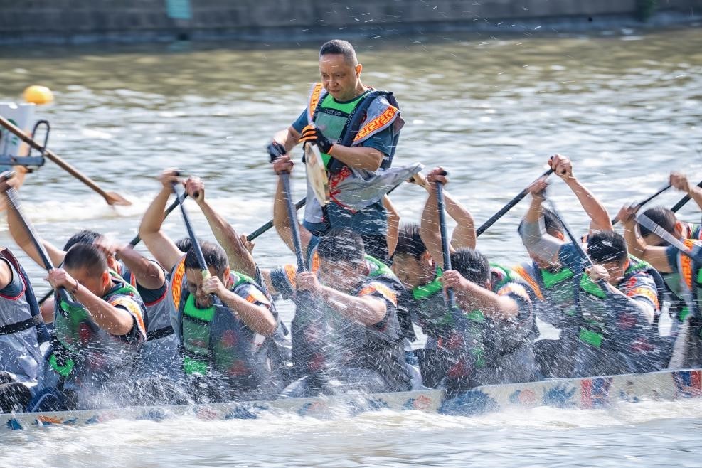 2025年5月27日，浙江寧波云龍鎮(zhèn)，首屆“我們的節(jié)日?端午看云龍”農(nóng)民龍舟邀請賽舉行。（圖片來源：視覺中國）