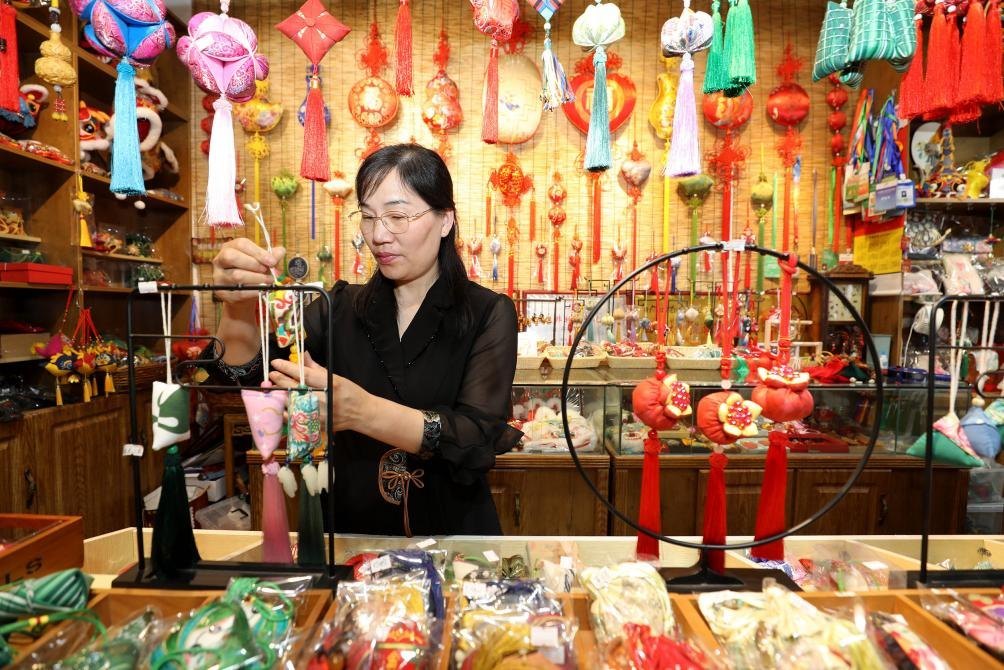 2025年5月25日，安徽省淮北市，非遺香包上貨架。（圖片來源：視覺中國）