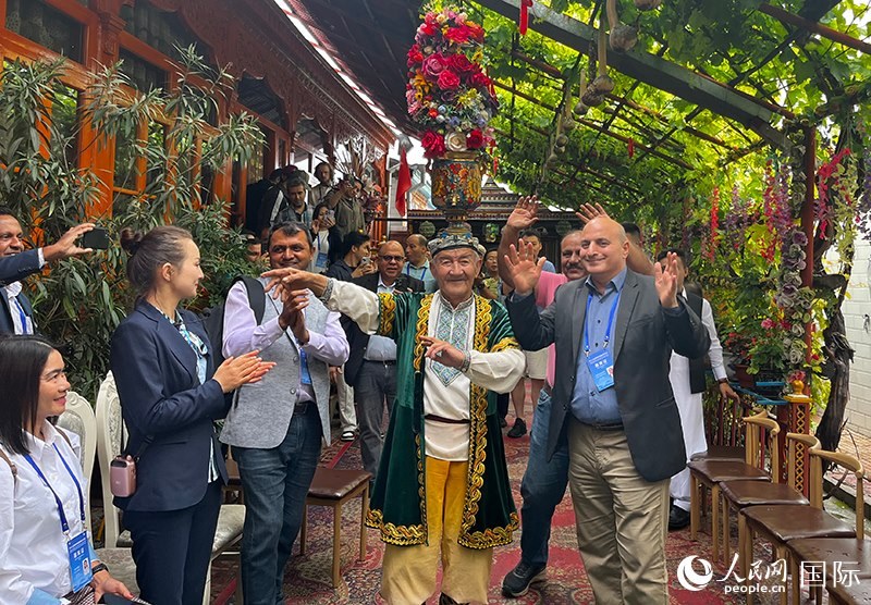 5月24日，外國媒體人在伊寧市喀贊其民俗旅游區(qū)參觀體驗。 人民網(wǎng)記者 翟轉(zhuǎn)麗攝