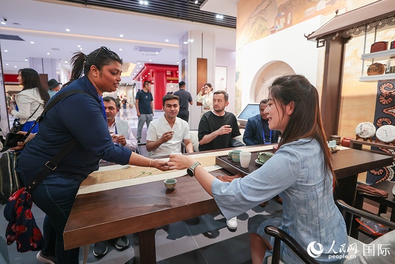 5月25日，外國媒體人在霍爾果斯國際邊境合作中心中國文化館參觀。人民網(wǎng)記者 張武軍攝