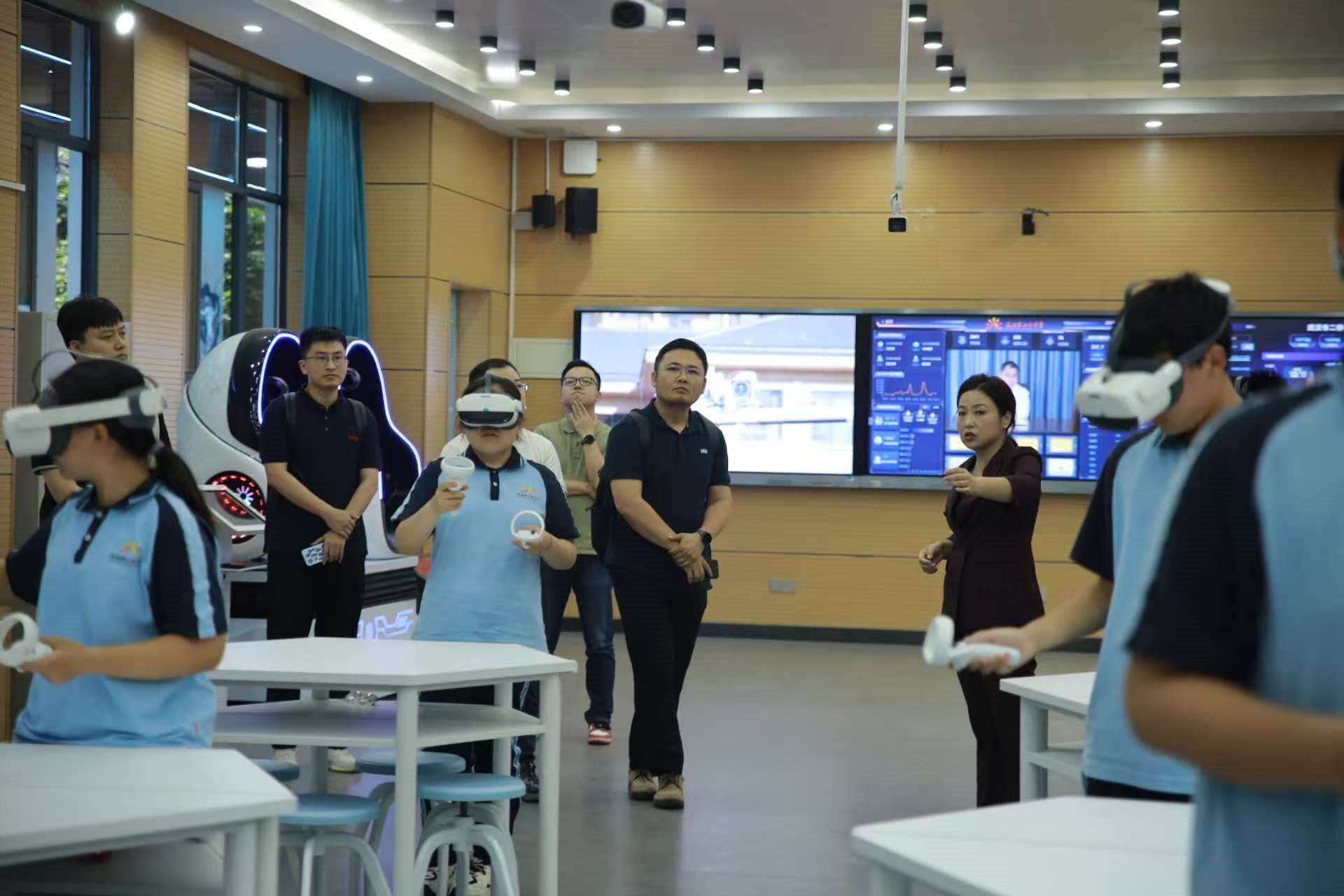 二橋中學(xué)學(xué)生在應(yīng)用VR設(shè)備學(xué)習(xí)。主辦方供圖
