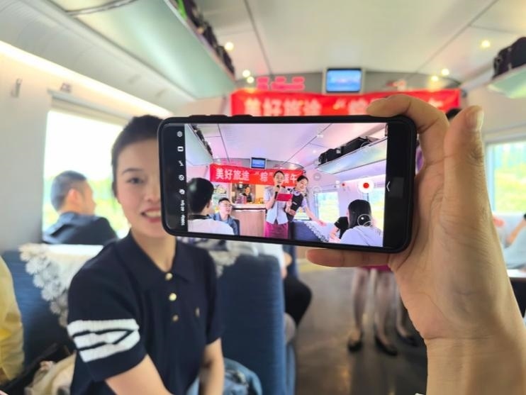 在活動中，旅客紛紛舉起手機(jī)拍攝。顏笑攝