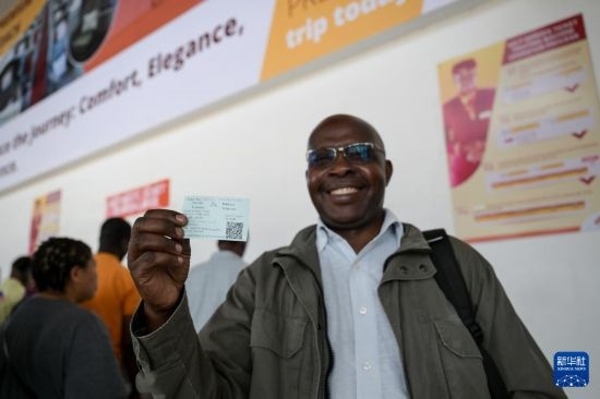 5月31日，在蒙內(nèi)鐵路內(nèi)羅畢站，一名前往蒙巴薩的乘客展示車票。新華社記者 楊光 攝