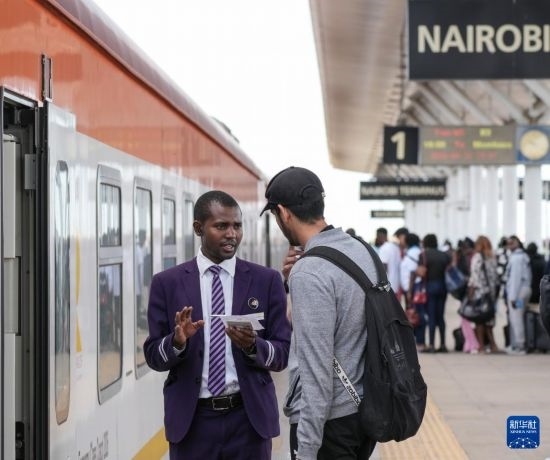 5月31日，在蒙內(nèi)鐵路內(nèi)羅畢站，乘務員為乘客檢票。新華社記者 李亞輝 攝
