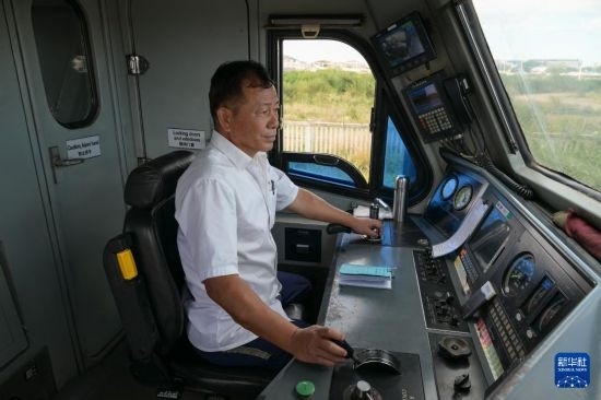 5月31日，在蒙內(nèi)鐵路內(nèi)羅畢站，機車駕駛員蔣立平在即將開往蒙巴薩的E2次列車上進行準備工作。新華社記者 楊光 攝