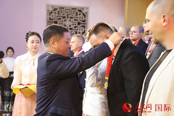 中國駐俄羅斯大使張漢暉為獲獎(jiǎng)?wù)哳C獎(jiǎng)。人民網(wǎng)記者 肖新新攝