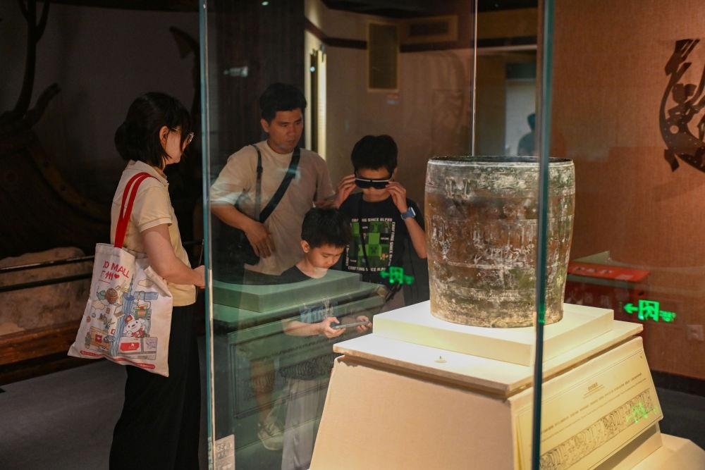 △2025年5月18日，游客在廣東廣州南越王博物院（王墓展區(qū)）體驗AR眼鏡智慧導(dǎo)覽服務(wù)。
