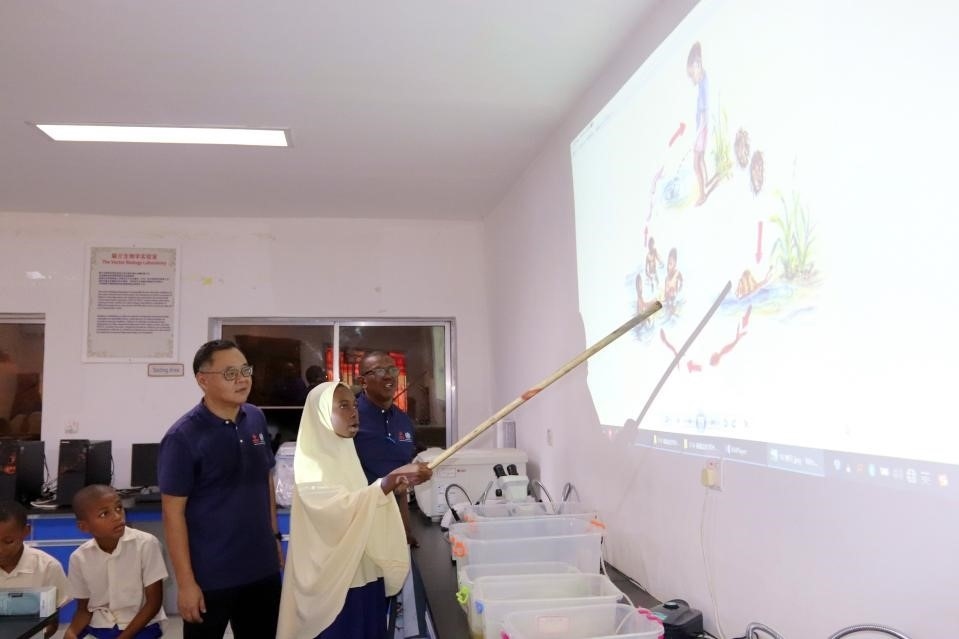 血吸蟲病健康教育講座。施亮攝