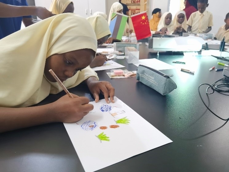 學生踴躍參與繪畫活動。施亮攝