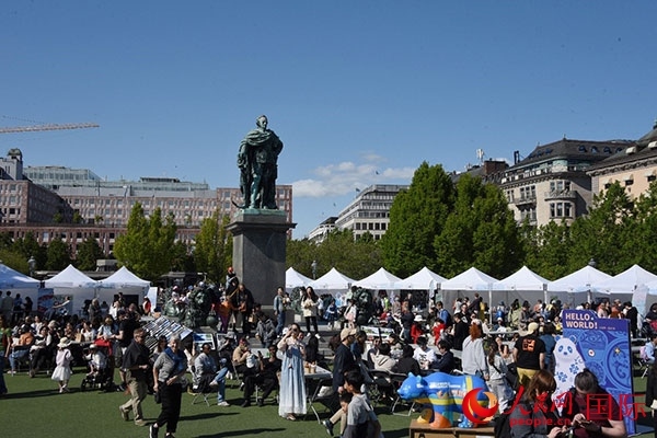 “你好！中國”端午游園會在斯德哥爾摩國王花園廣場舉辦。人民網(wǎng)記者 殷淼攝