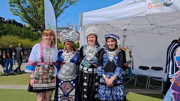 體驗苗族傳統(tǒng)服飾。人民網(wǎng)記者 殷淼