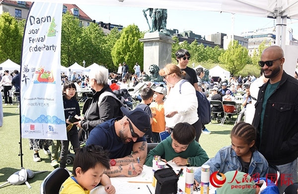 體驗熊貓彩繪活動。人民網(wǎng)記者 殷淼攝