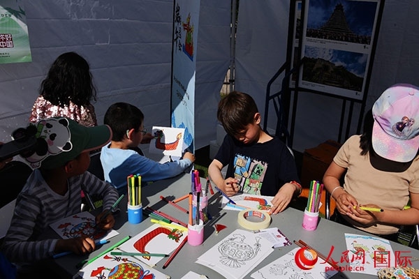 端午文化體驗—龍舟圖片填色。人民網(wǎng)記者 殷淼攝