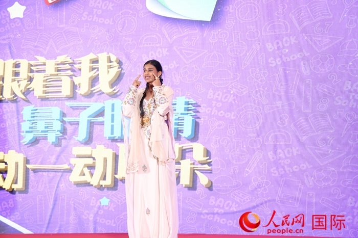 演唱中文歌曲。人民網(wǎng)記者任皓宇攝