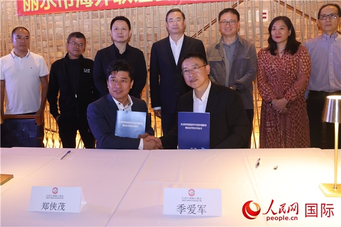 浙江省青田華僑實(shí)驗(yàn)高級中學(xué)與巴西里約中國國際學(xué)校在座談會上締結(jié)為友好學(xué)校，青田縣人民政府僑務(wù)辦公室主任季愛軍和擔(dān)任巴西里約中國國際學(xué)校董事長的鄭俠茂作為代表簽署協(xié)議。 人民網(wǎng)記者 時(shí)元皓攝