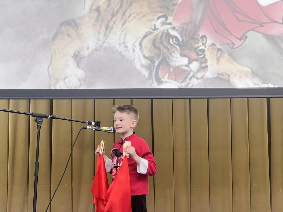 一航表演快板《武松打虎》。布加勒斯特大學(xué)孔子學(xué)院供圖