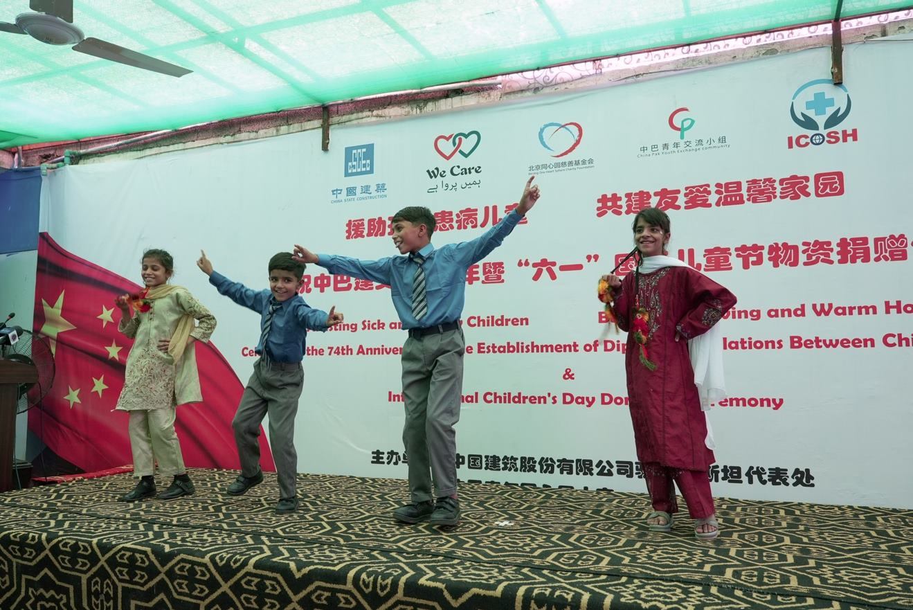 受捐孤兒在活動現(xiàn)場表演自己創(chuàng)作的舞蹈節(jié)目。瓦加斯·阿赫邁德攝