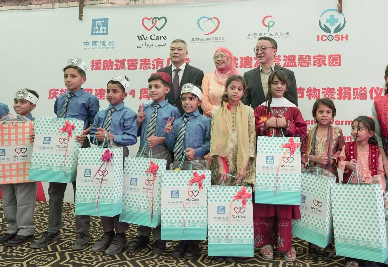 受捐孤兒在儀式上合影留念。瓦加斯·阿赫邁德攝