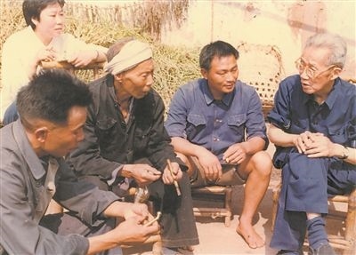 侯光炯（右一）和農(nóng)民在一起親切交流。 西南大學(xué)檔案館供圖