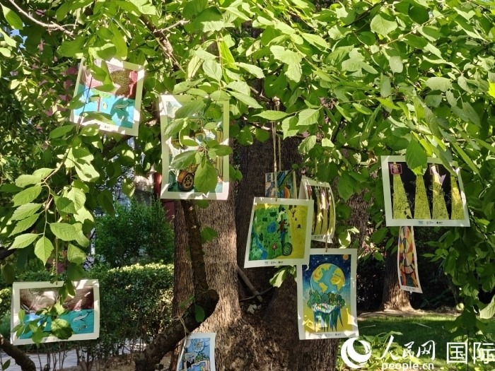 兒童環(huán)保繪畫(huà)展覽。人民網(wǎng)記者 李明攝