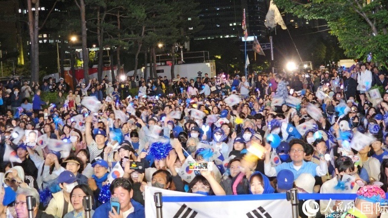 當(dāng)?shù)貢r(shí)間4日凌晨，李在明支持者們聚集在國(guó)會(huì)前等待計(jì)票結(jié)果。人民網(wǎng) 柳美鉉攝