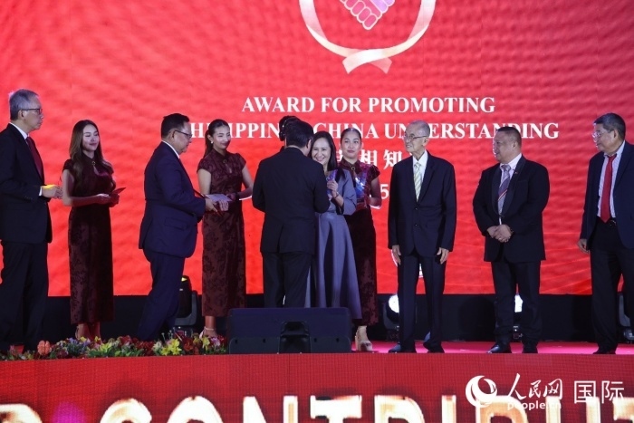 黃溪連大使給榮獲“重要貢獻(xiàn)獎(jiǎng)”的奎松市市長喬伊·貝蒙蒂等人頒獎(jiǎng)。人民網(wǎng)記者 樊帆攝