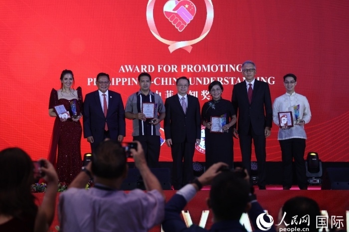 黃溪連大使和菲中了解協(xié)會主席與榮獲“友誼獎(jiǎng)”的獲獎(jiǎng)?wù)吆嫌傲裟睢Ｈ嗣窬W(wǎng)記者 樊帆攝