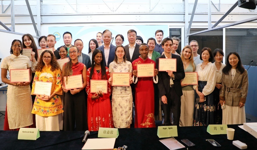 圖1：中國駐法使館公使陳力、教育公參周家貴與比賽師生、評(píng)委合影（圖片：巴黎西岱大學(xué)孔子學(xué)院）